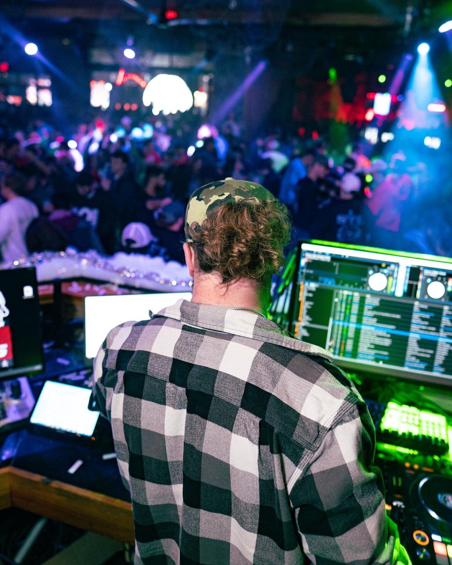 Dom mixing a live country set